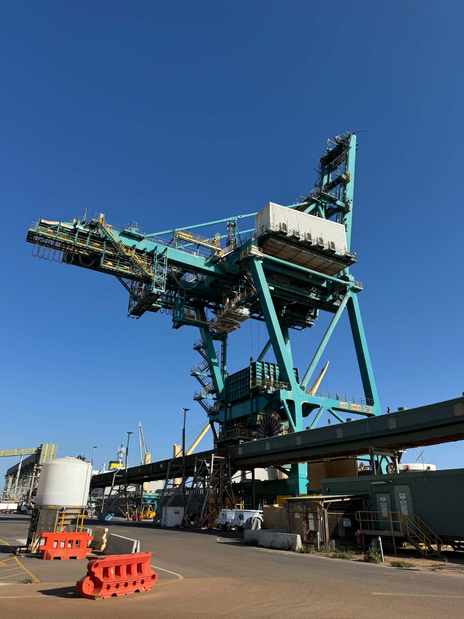 Shiploader and conveyor infrastructure