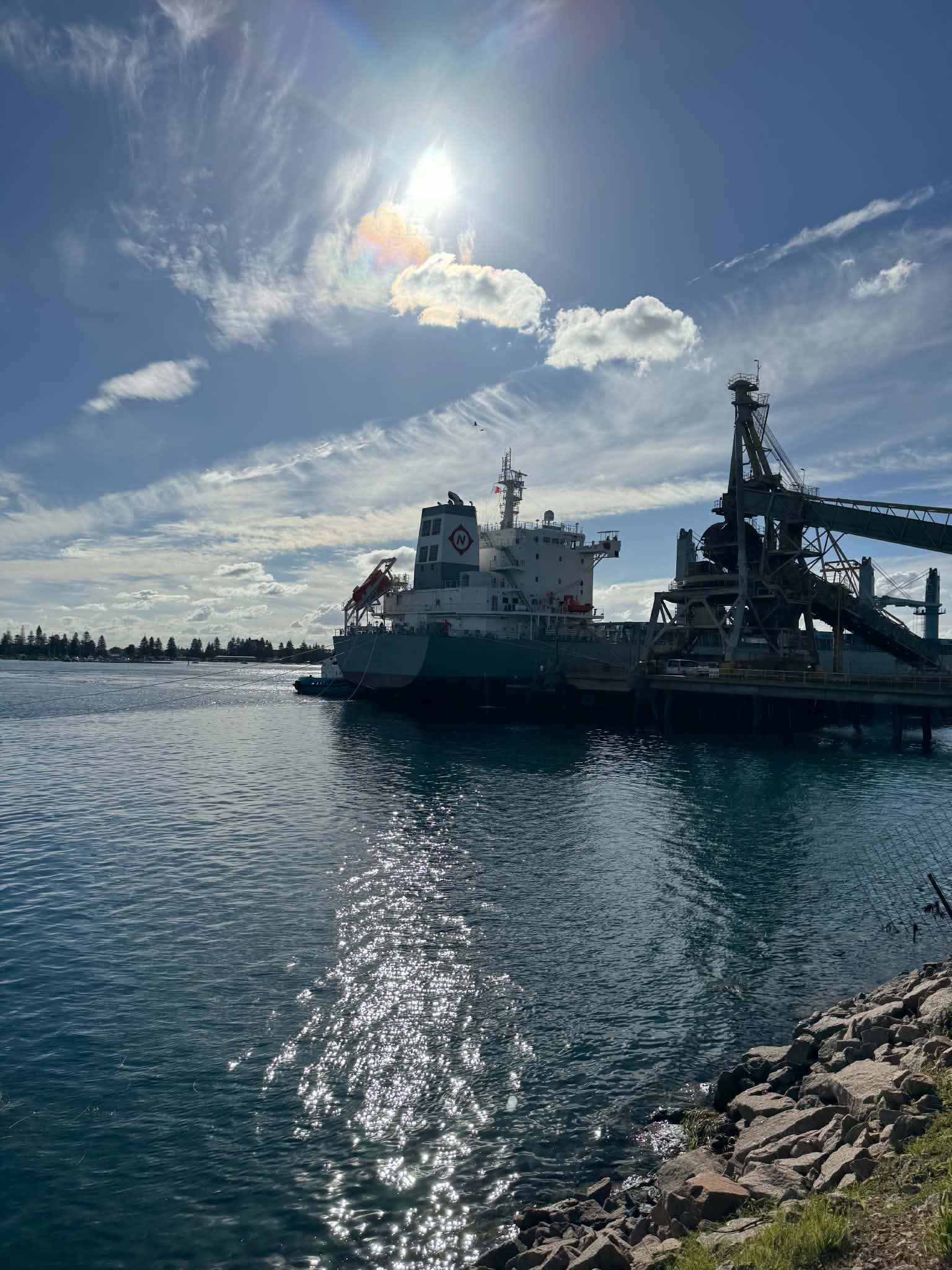 Bulk carrier alongside loading infrastructure